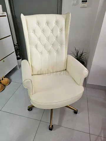 FIX PRICE, Clearance SALE!! Cream tufted swivel office chair with armrests and wheels