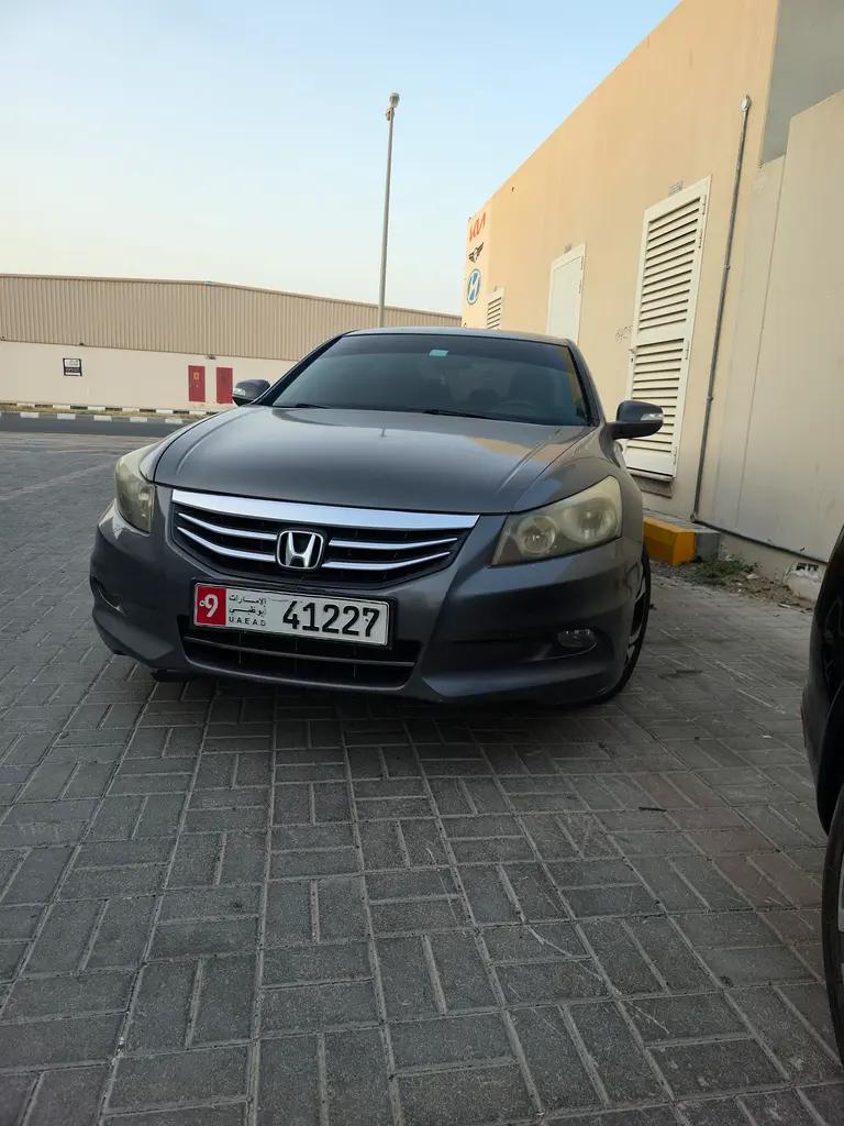 Honda Accord 2011 — photo 1 of 8