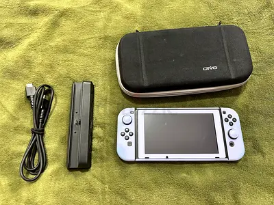 Nintendo Switch +case +docking station