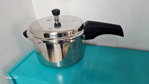 Stainless Steel Pressure Cooker 6.5ltr with Lid and Handles