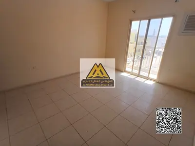 شقة غرفتين وصالة للإيجار السنوي في الروضة 2 – عجمان | بلكونة + حمامين + تكييف ويندو | موقع مميز وقريب من جميع الخدمات