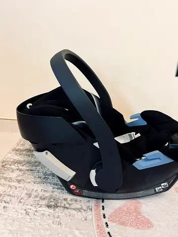 Used infant rear-facing car seat / baby carrier - great condition