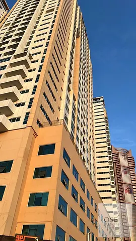 شقة غرفة وصالة للبيع في عجمان ون بعائد إيجاري ثابت وموقف سيارة ومساحة كبيرة بسعر استثماري مباشر