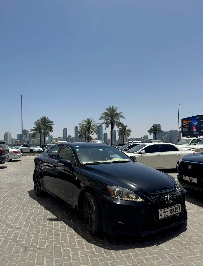 Lexus IS-Series 2011 — photo 1 of 7
