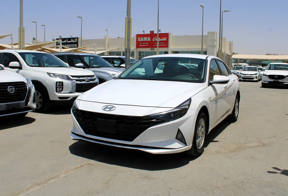 Hyundai Elantra 2023 — photo 1 of 11