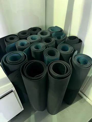 Set of used yoga mats (multiple pieces) - good condition