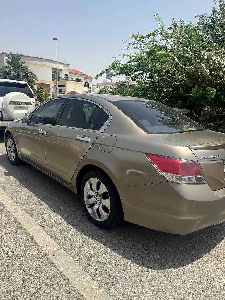 Honda Accord 2010 — photo 1 of 7