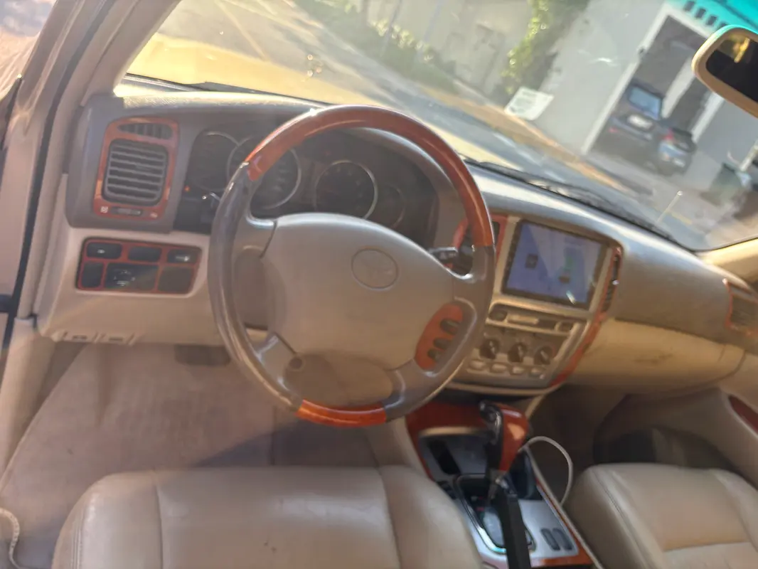 Toyota Land Cruiser 2005 — photo 1 of 13