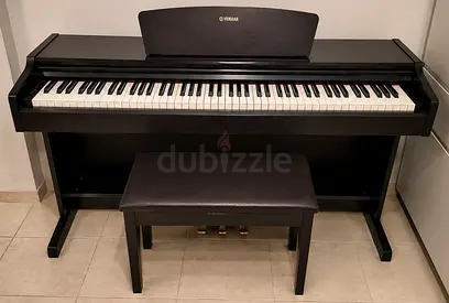 Yamaha digital piano with bench and three pedals - very good condition