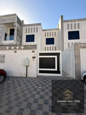 4 master bedrooms, large living room, men's majlis, spacious kitchen, 7 bathrooms, maid's room, lau