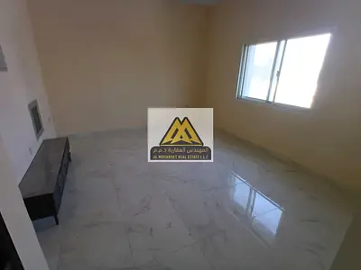 غرفه وصاله / مساحه كبيره / سعر مميز / ع الطريق الرئيسي /