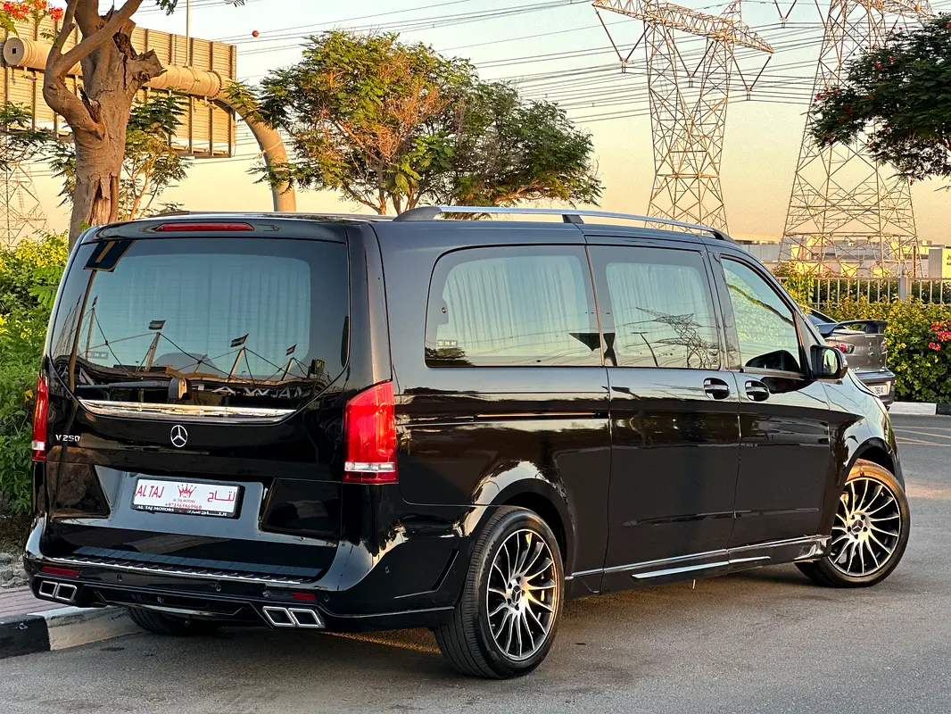 Mercedes-Benz V-Class 2022 — photo 1 of 13