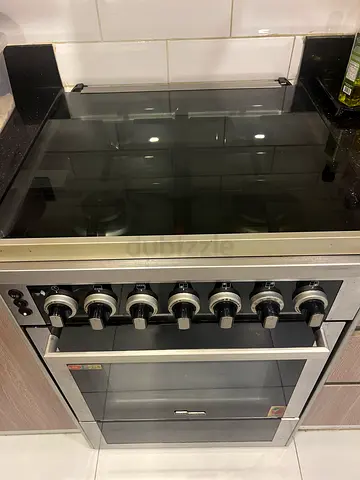 Built-in gas oven and hob combo in good working condition