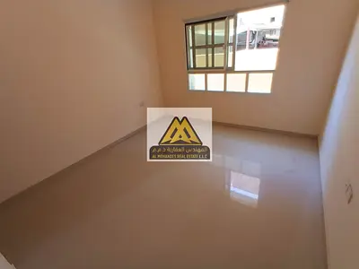 طابق أرضي بمساحة مناسبة، يتميز بموقع حيوي على شارع الشيخ عمار مباشرة، قريب من جميع الخدمات وسهل الوصول إلى دبي والشارقة، مناسب للسكن العملي وبسعر اقتص