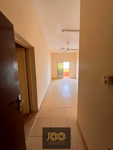 الشقة تتميز بتصميم عملي ومساحة مريحة تناسب السكن العائلي ضمن بيئة هادئة وقريبة من مختلف المرافق اليومية.