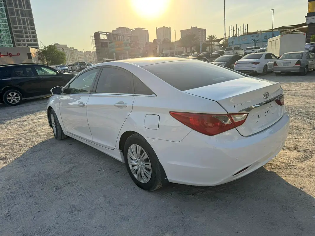 Hyundai Sonata 2012 — photo 1 of 6