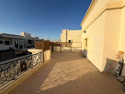 فيلا بمساحات واسعة وتصميم عملي ، مناسبة للعائلات مجلس كبير صالة عائلية مريحة غرفة خادمة غرفة غسيل رووف واسع • حوش خاص مساحات داخلية وخارجية ممتازة