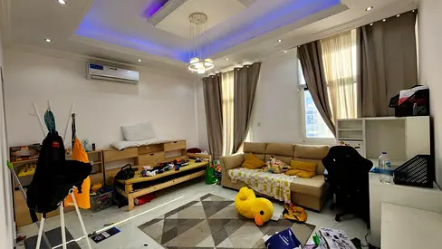 فيلا مميزة بمساحات واسعة وتصميم عصري في موقع هادئ وراقي، مناسبة للعائلات الباحثة عن الراحة والخصوصية والسكن الفاخر.