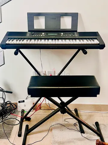 Yamaha PSE373  for sale .. almost new condition and with stand and stool