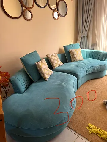 Curved teal velvet sofa (3-seater chaise) in good condition