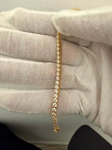 Gold tennis bracelet with round diamonds - classic design