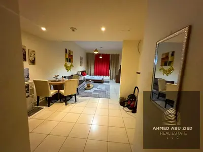 استديو مفروش مساحة كبيرة مطبخ  حمام تكييف مركزي خزائن حائط  جيم مسبح حديقة تسهيلات في الدفع قريب لمخرج دبي الشارقة والاماكن العامة والحدمية تامين شيك