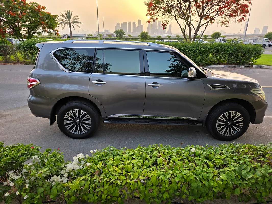 Nissan Patrol 2017 — photo 1 of 10