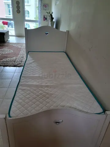 Single White Wooden Bed Frame with Mattress (Good Condition)