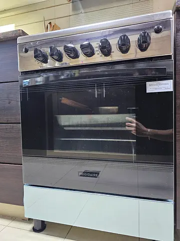 Frigidaire freestanding gas range with oven- فرن مع شواية