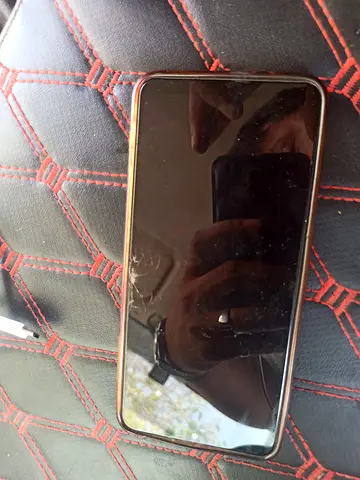 Used smartphone with cracked screen - unlocked