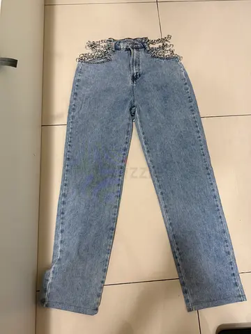 Light blue straight-leg women’s jeans with chain waist detail -  M