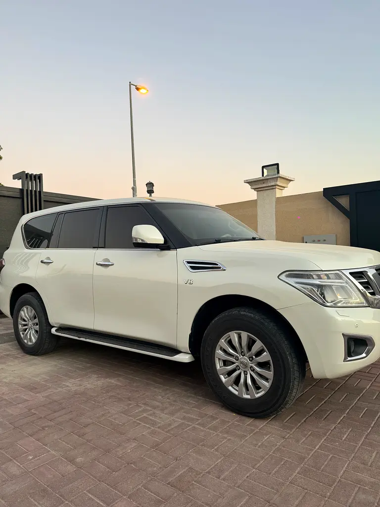 Nissan Patrol 2015 — photo 1 of 9