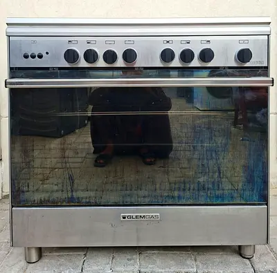 Working Perfect, this brand Glemgas Cooker, with 5 burners