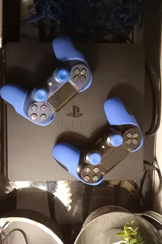 Ps4 slim 1 TB with 2 controller