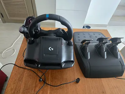 Logitech G923 Racing Wheel with Pedals and Shifter - excellent condition. Rarely used
