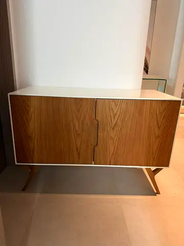 Wooded chest of drawers