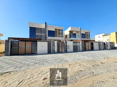 مباشرةً من المالك - 7 غرف نوم رئيسية مع تراس على السطح وملحق خارجي - تشمل الخدمات (الماء والكهرباء والتكييف) - قريبة من المدارس والخدمات والطرق الرئيس