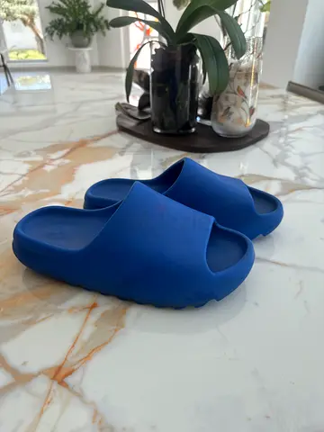 Lightweight yeezy slides blue size 42-43