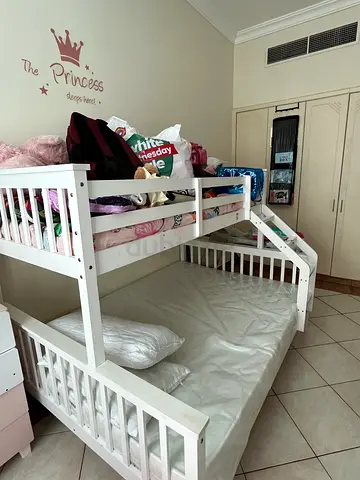 White Wooden kids Bed / Crib in new Condition