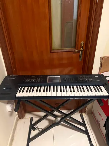 Korg Triton extreme arranger keyboard with stand -
