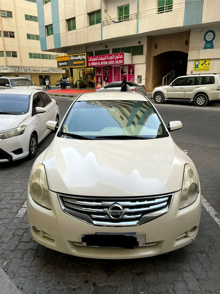 Nissan Altima 2012 — photo 1 of 8