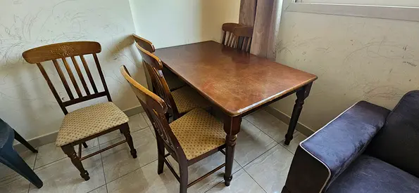 6 SEATER WOODEN DINING TAVLE IN EXCELLENT CONSITION
