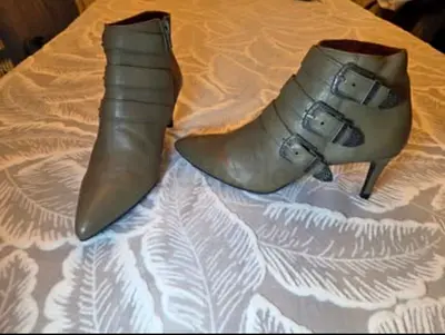 Folie’s Chaussures Spain Leather Ankle Boots EU 39 Pointed Toe Buckle Heels