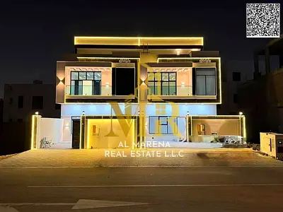 Two-story villa, conveniently located near services and public amenities. Custom-finished, freehold