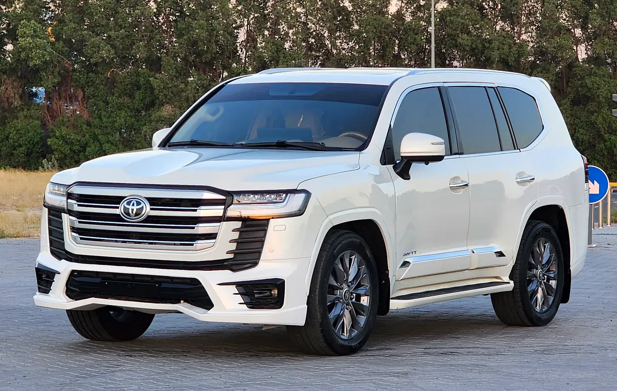 Toyota Land Cruiser 2011 — photo 1 of 18