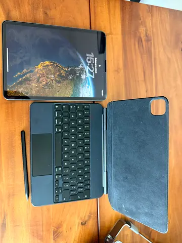 IPAD Pro,11inch, 3rd Generation 128GB + Apple Magic Keyboard