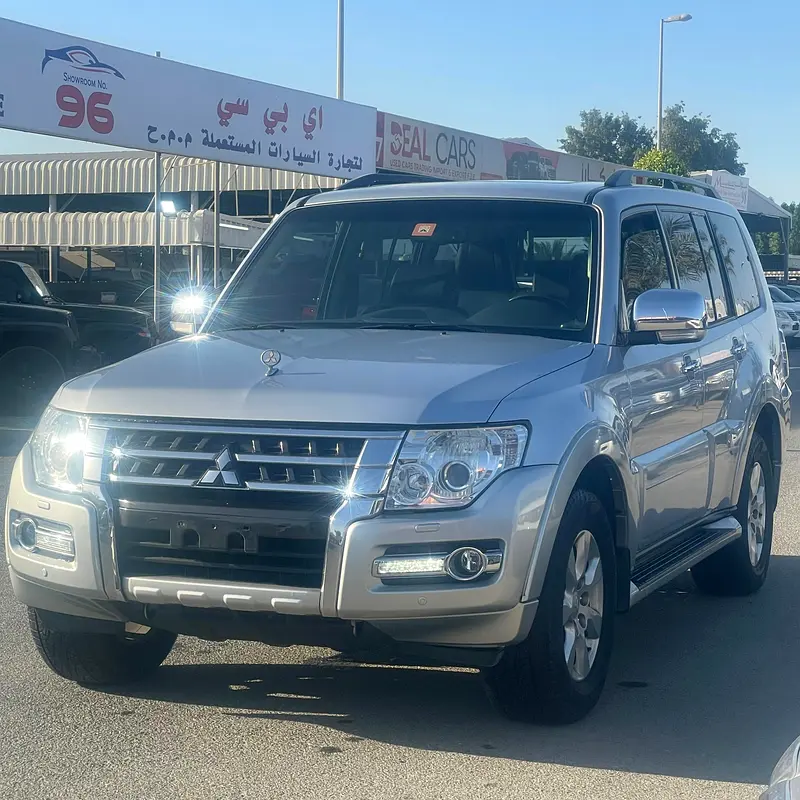 Mitsubishi Pajero 2015 — photo 1 of 13
