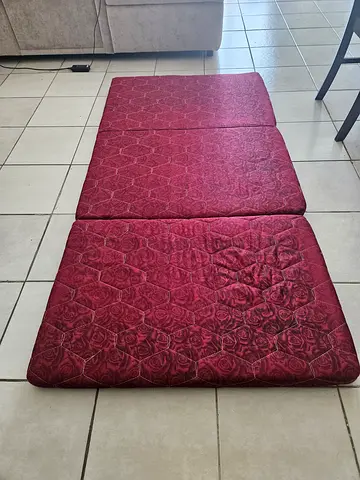 2 Foldable (red and white) floor mattress/padding - 3-panel Size - 180×90 cm