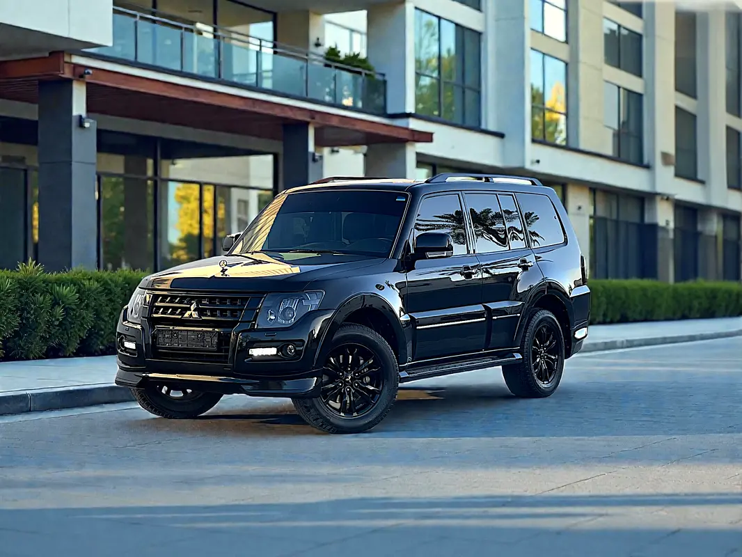 Mitsubishi Pajero 2020 — photo 1 of 19