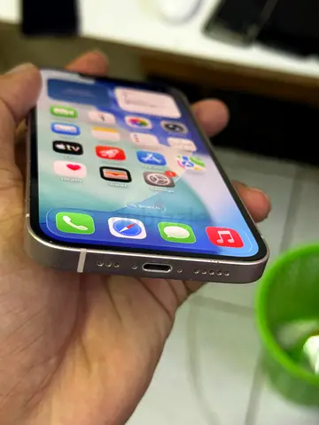 Apple iPhone 13 in Starlight